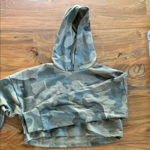 Cropped camo hooded sweatshirt